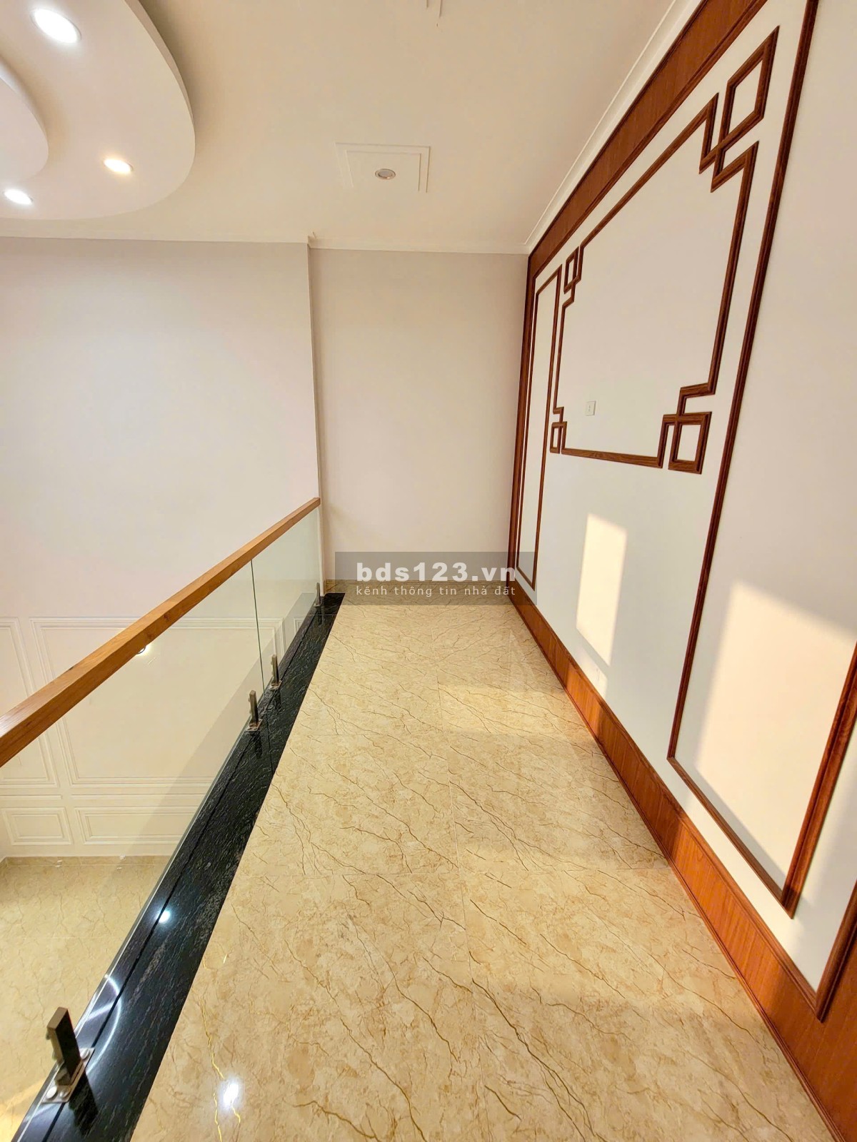 Nhà phố Châu Âu đường 19m sát chợ Phùng Hưng, 3PN, 1P thờ, 1PK, 1 bếp, 2wc, 2 kho để đồ, sân xe 8m