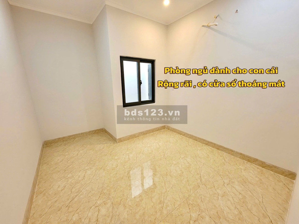 Nhà phố Châu Âu đường 19m sát chợ Phùng Hưng, 3PN, 1P thờ, 1PK, 1 bếp, 2wc, 2 kho để đồ, sân xe 8m