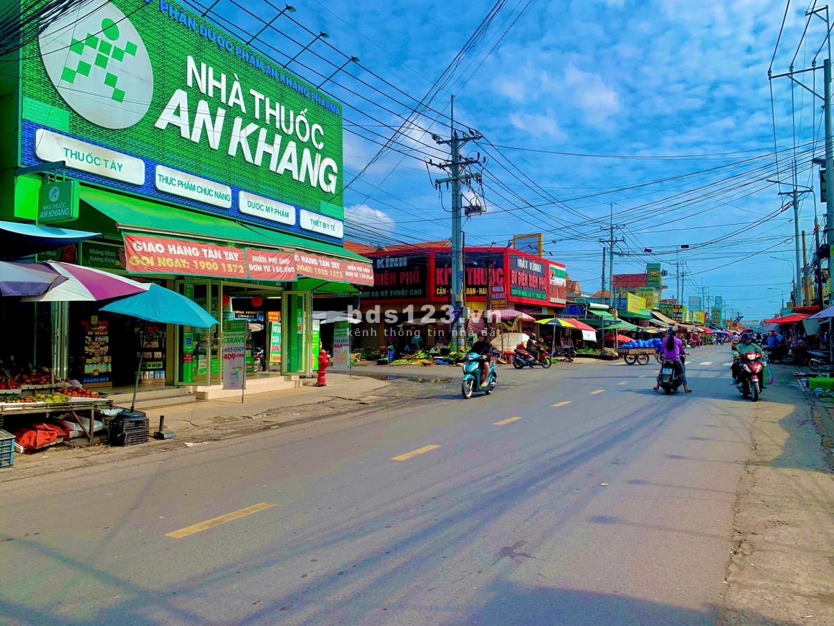 Nhà phố Châu Âu đường 19m sát chợ Phùng Hưng, 3PN, 1P thờ, 1PK, 1 bếp, 2wc, 2 kho để đồ, sân xe 8m