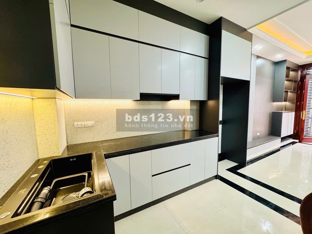 Bán nhà 6 tầng, có thang máy – Hệ thống chống cháy – Ngõ rộng, ô tô đỗ cửa – Tiện ích bạt ngàn