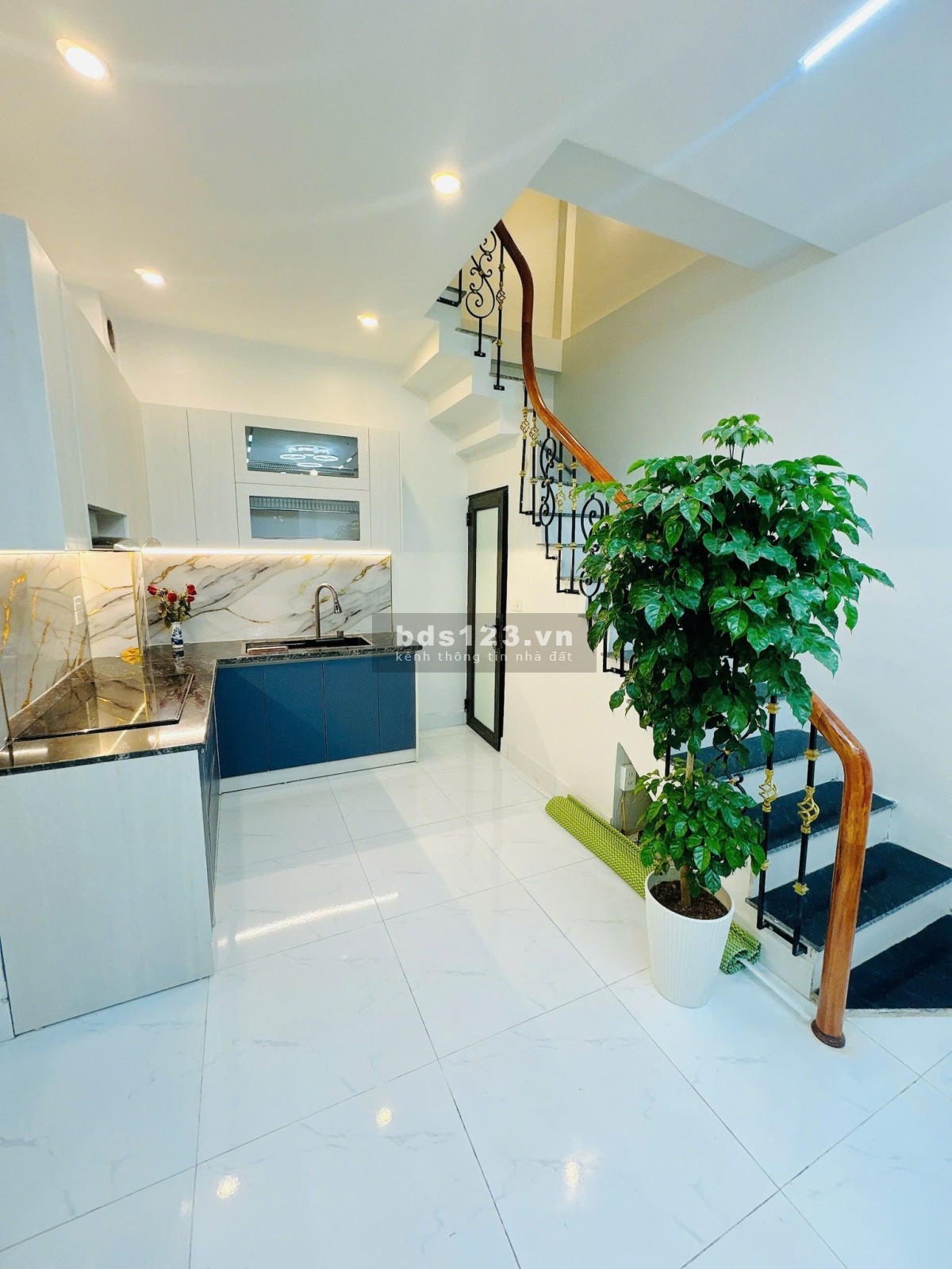 Hoàng Quốc Việt – Bán gấp nhà 6 tầng, có thang máy, lô góc