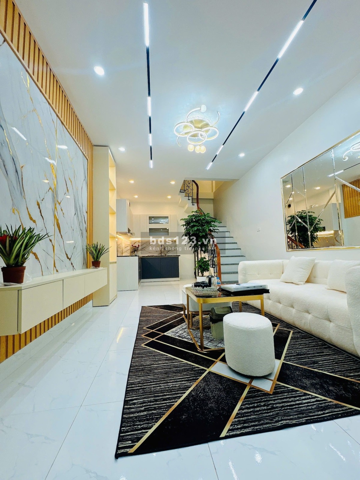 Hoàng Quốc Việt – Bán gấp nhà 6 tầng, có thang máy, lô góc
