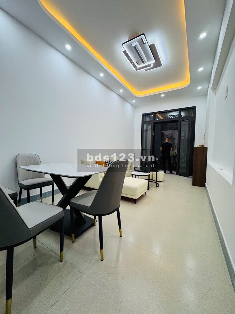 Bán nhà 31 m phố Ngọc Thụy, giá 5.5 tỷ