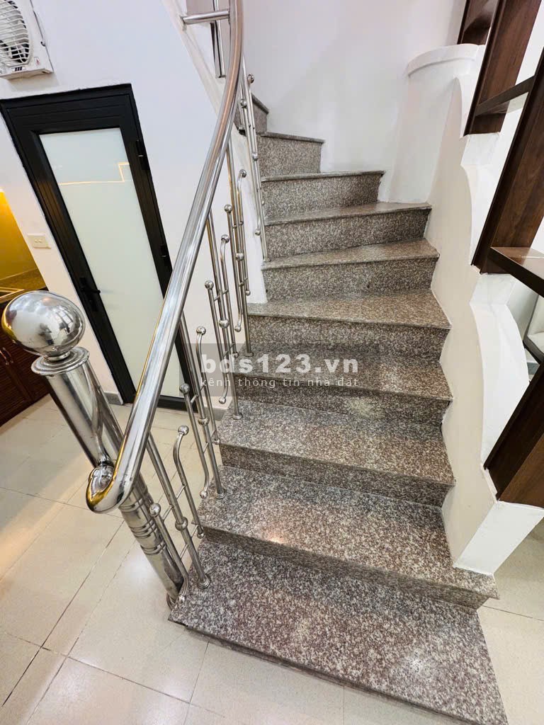 Bán nhà 31 m phố Ngọc Thụy, giá 5.5 tỷ
