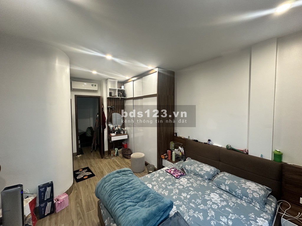 Bán nhà Tân Ấp, lô góc, nhiều tiện ích, 24 m2, 8.5 tỷ
