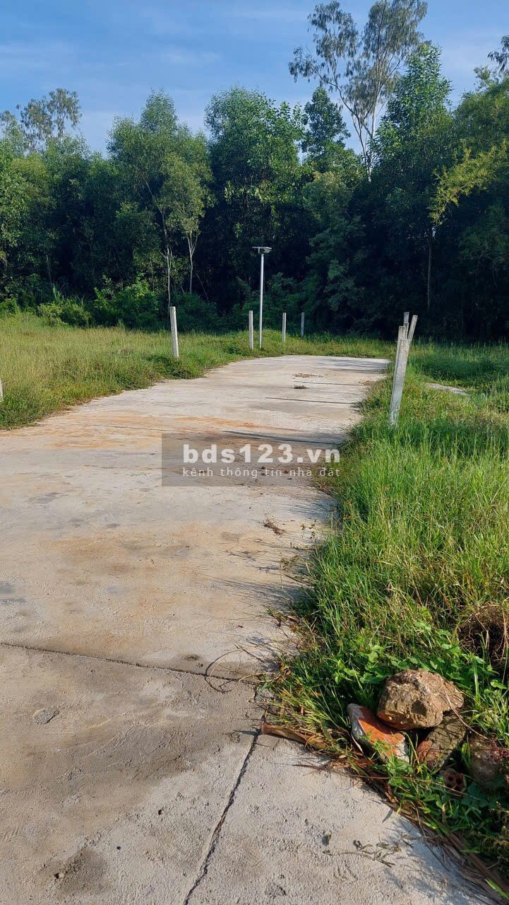 Chính chủ cần bán lô đất đã có sổ đỏ dt : 522 mét ( 400 m đất ở) 122 m đất vườn.