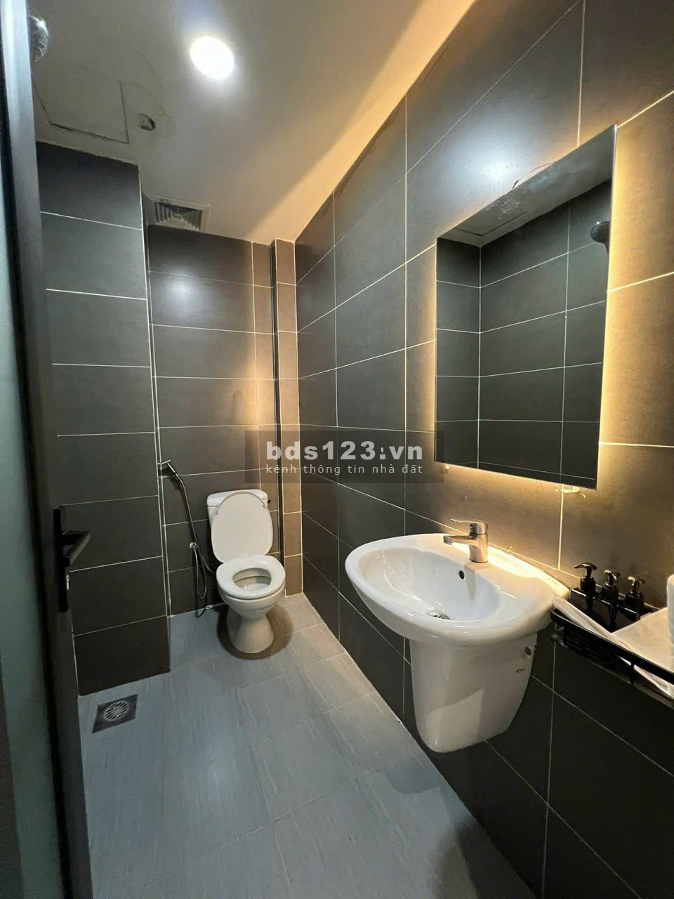Chung cư CC Sky Center, Phổ Quang, TB: 2p ngủ rộng, 100m2, full nội thất 17tr/th