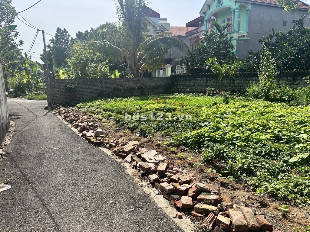 Chủ nhà cần tiền gửi bán lô đất vị trí hai mặt tiền