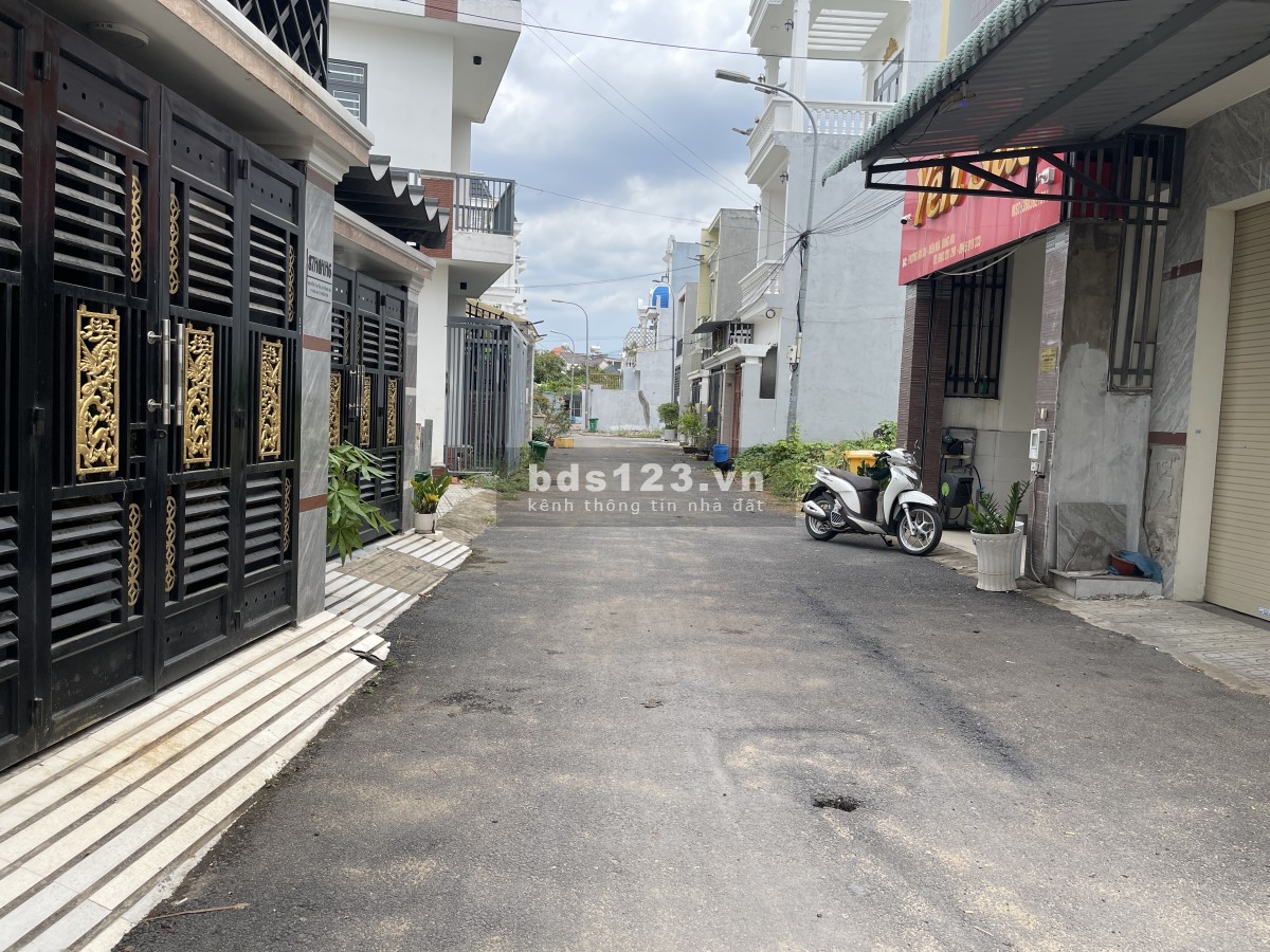 Bán 3 lô đất liền kề hẻm Lê Văn Thọ. 96m2/lô. Sổ riêng, thổ cư, HXH. Chỉ 7.69 tỷ/ lô.