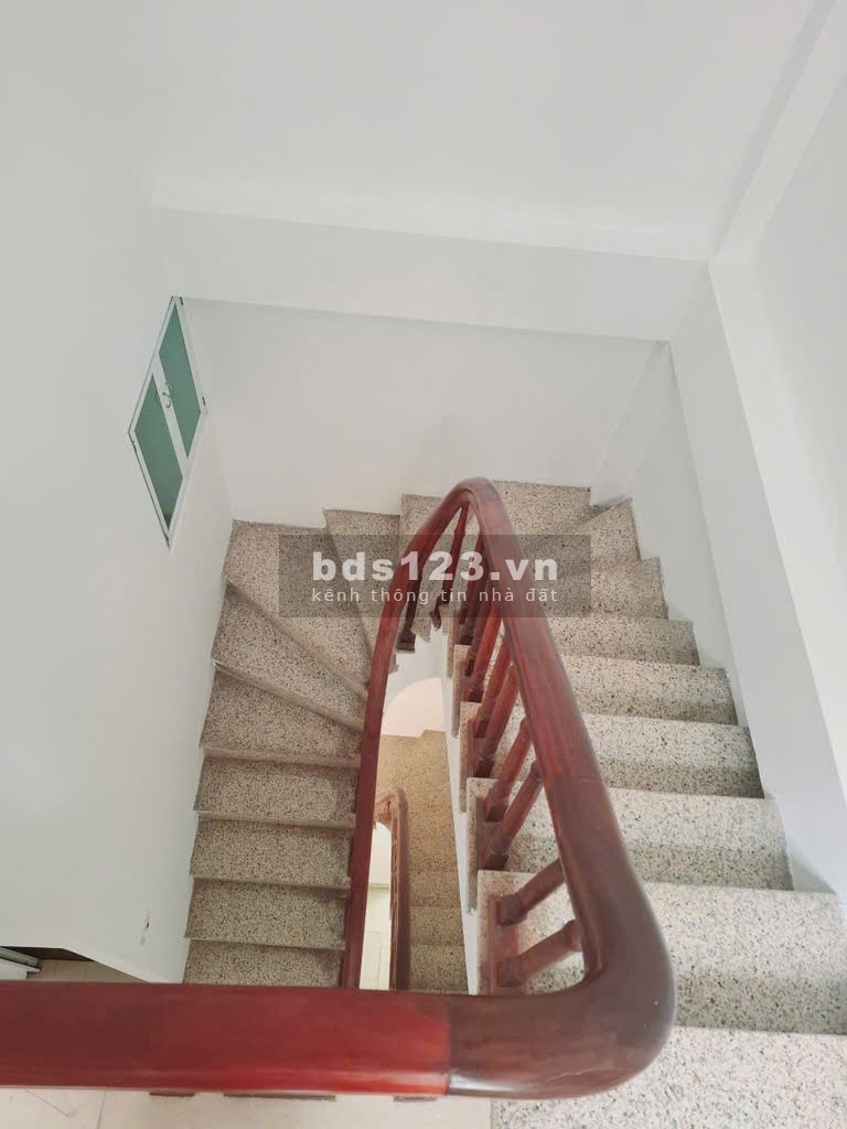 Bán nhà lô góc – Gần ô tô, nhiều tiện ích, an cư lạc nghiệp. Nhà xây chắc chắn, giá chưa đến 5 tỷ!