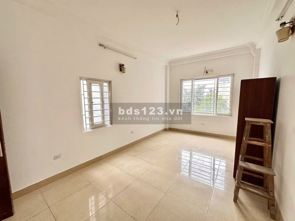Bán nhà lô góc – Gần ô tô, nhiều tiện ích, an cư lạc nghiệp. Nhà xây chắc chắn, giá chưa đến 5 tỷ!