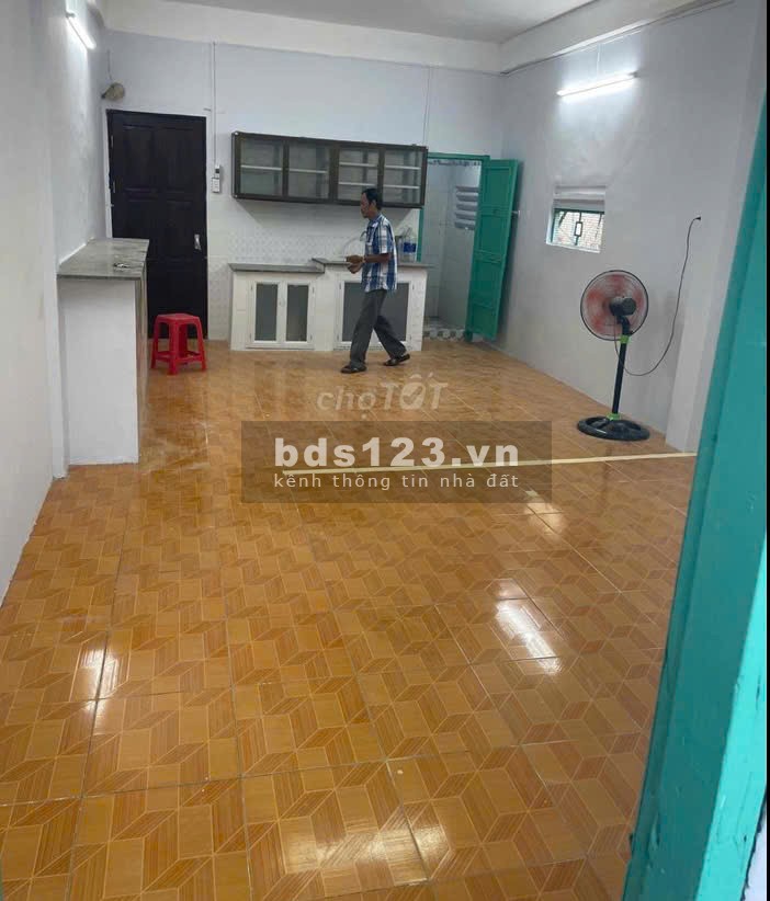 Bán căn hộ tập thể tầng 4 mặt tiền đường Lê Văn Sỹ Q. Tân Bình