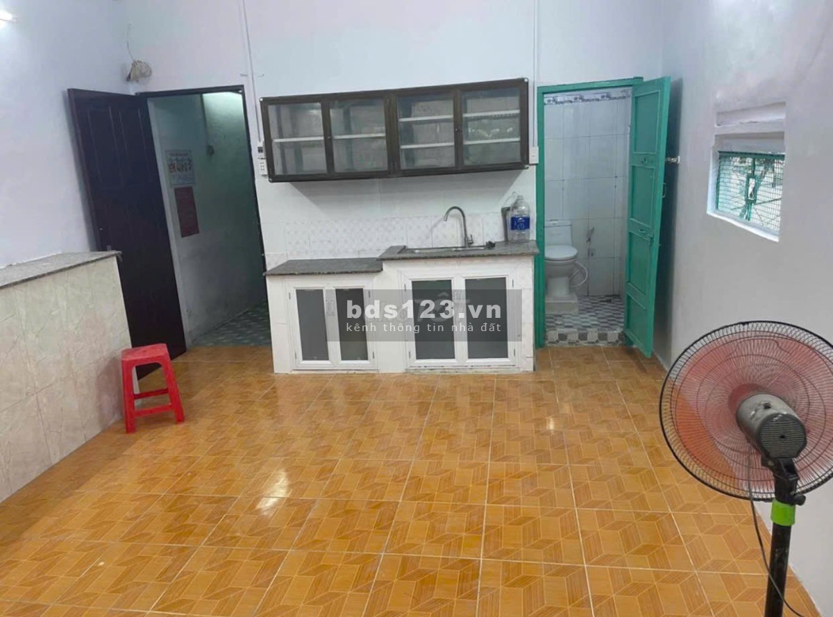Bán căn hộ tập thể tầng 4 mặt tiền đường Lê Văn Sỹ Q. Tân Bình