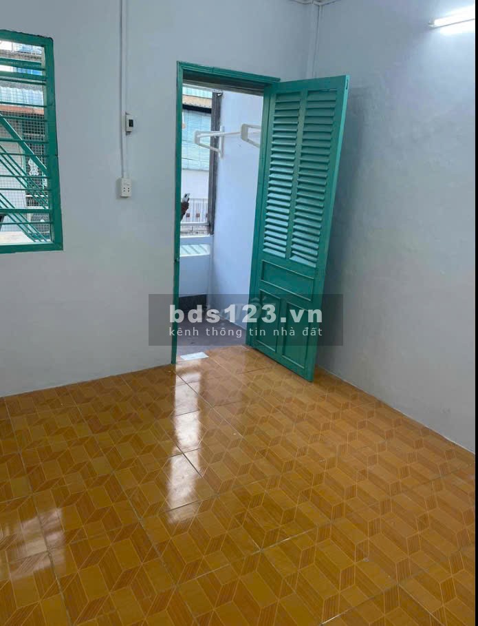 Bán căn hộ tập thể tầng 4 mặt tiền đường Lê Văn Sỹ Q. Tân Bình