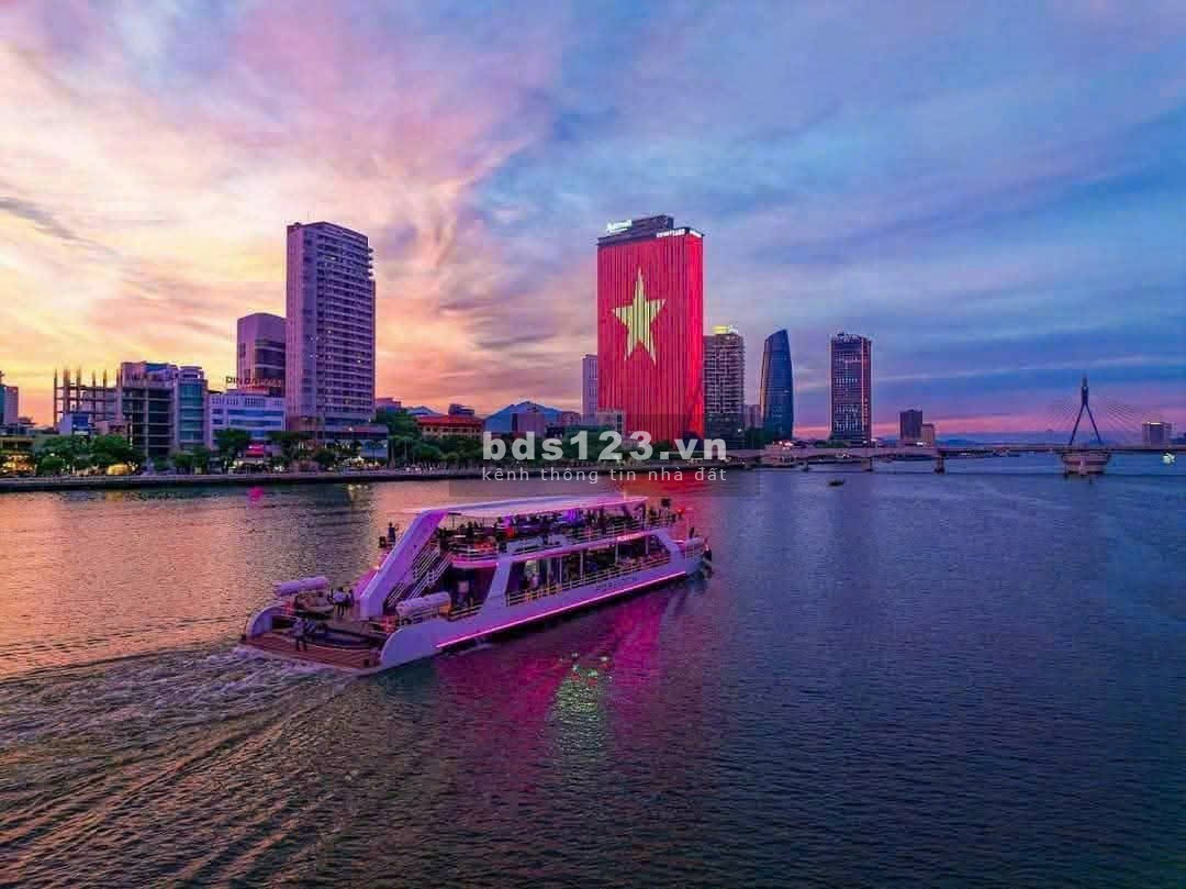 Toà khách sạn đẹp ở vị trí vàng gần sát sông Hàn và cầu Rồng tại Đà Nẵng