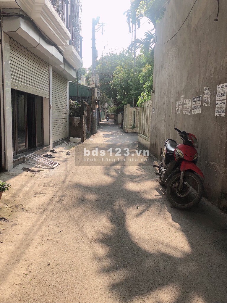 Bán nhà Giang Biên, Hà Đông, ô tô chạy qua