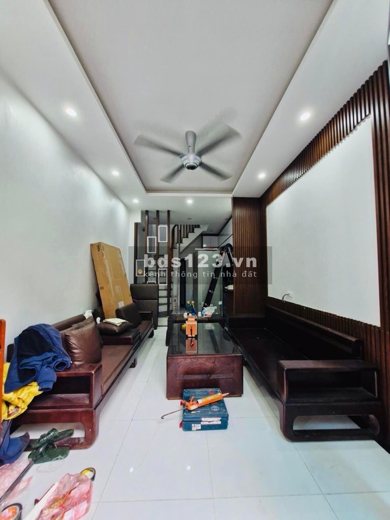 Bán nhà Giang Biên, Hà Đông, ô tô chạy qua