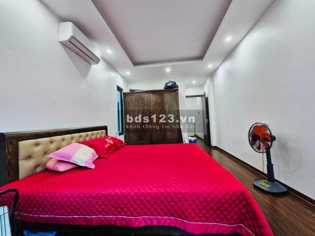 Bán nhà Giang Biên, Hà Đông, ô tô chạy qua