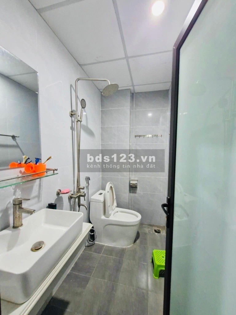 Bán nhà Giang Biên, Hà Đông, ô tô chạy qua