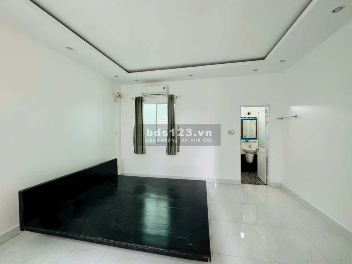 Gò Vấp - Nhà mặt tiền chợ Hạnh Thông Tây, diện tích 4.5 x 17m, chỉ 11.8 tỷ