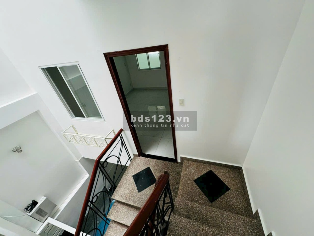 Gò Vấp - Nhà mặt tiền chợ Hạnh Thông Tây, diện tích 4.5 x 17m, chỉ 11.8 tỷ
