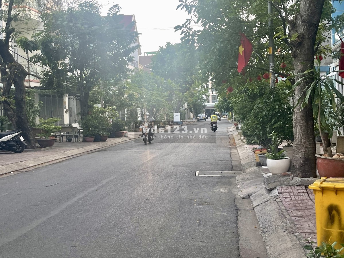 Bán nhanh lô đất cập sát bến xe Quận 8, 100m2, giá 1tỷ050. Liên hệ: 0367333721 (E Trường)