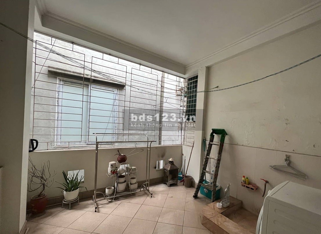 Cần bán nhà Phố Cầu Giấy, 40m2, 5 tầng dân xây kiên cố, ô tô đỗ cổng, giá 9.5 tỷ
