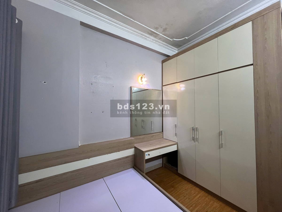 Cần bán nhà Phố Cầu Giấy, 40m2, 5 tầng dân xây kiên cố, ô tô đỗ cổng, giá 9.5 tỷ