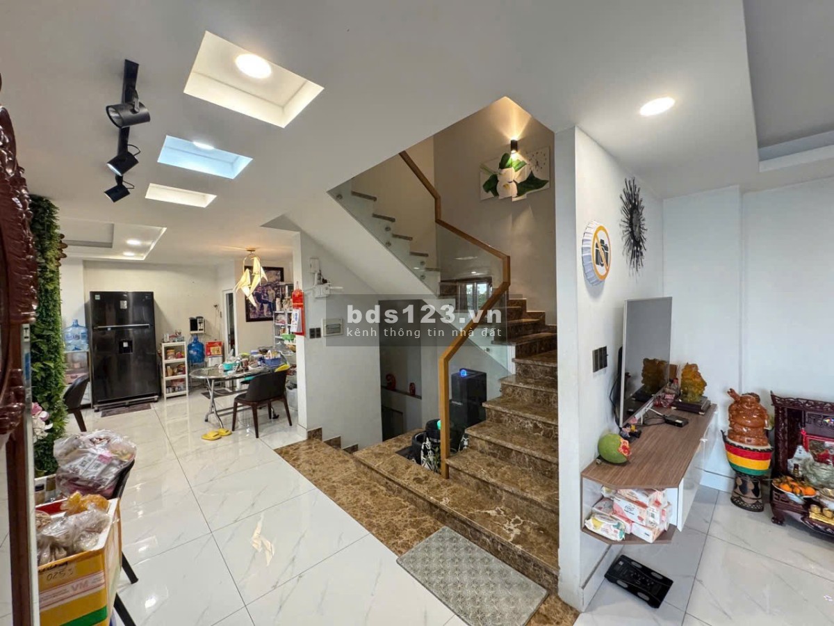 Gò Vấp, bán nhà mặt tiền ven sông, diện tích 8x18m, 4 tầng
