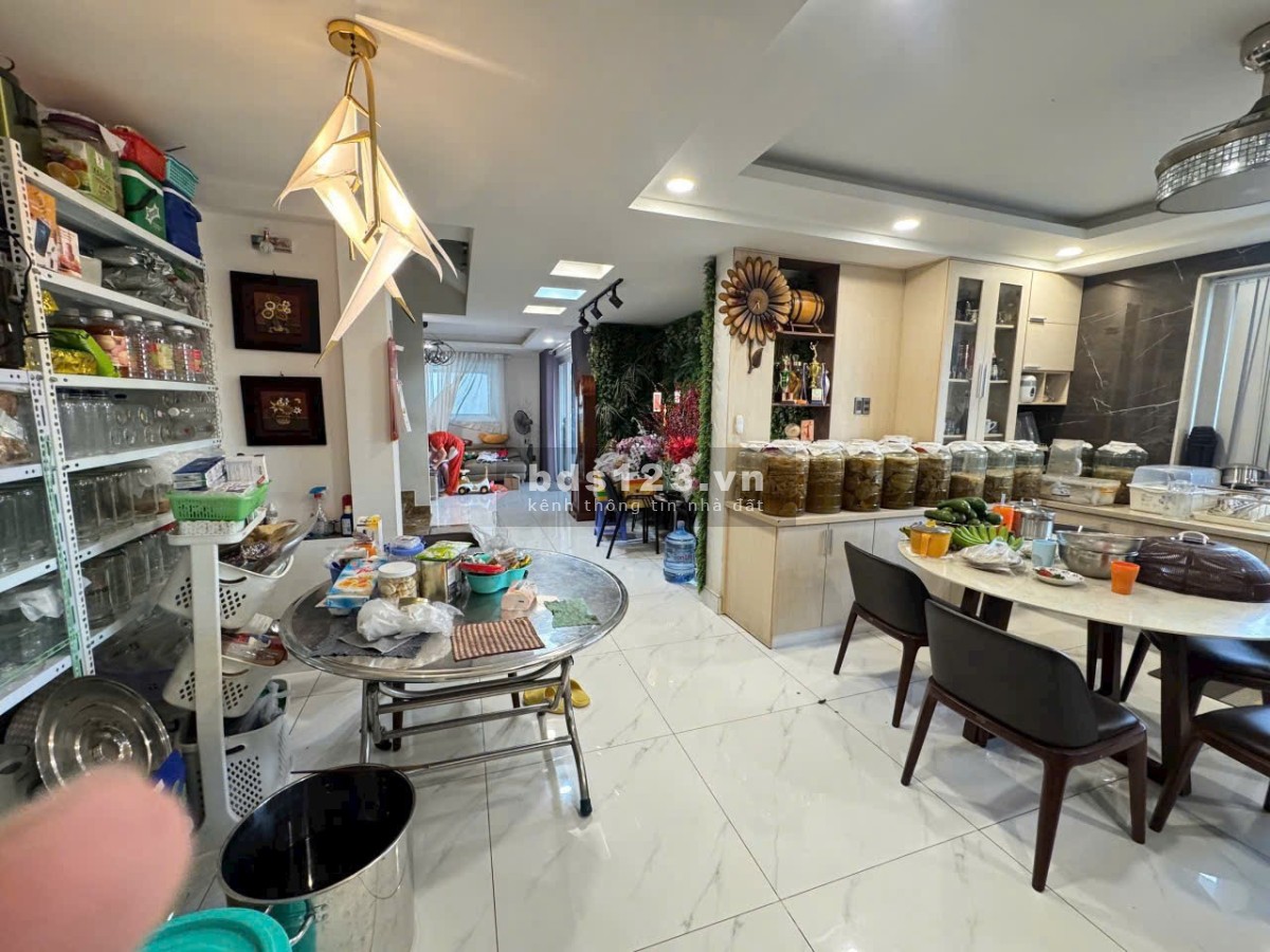 Gò Vấp, bán nhà mặt tiền ven sông, diện tích 8x18m, 4 tầng