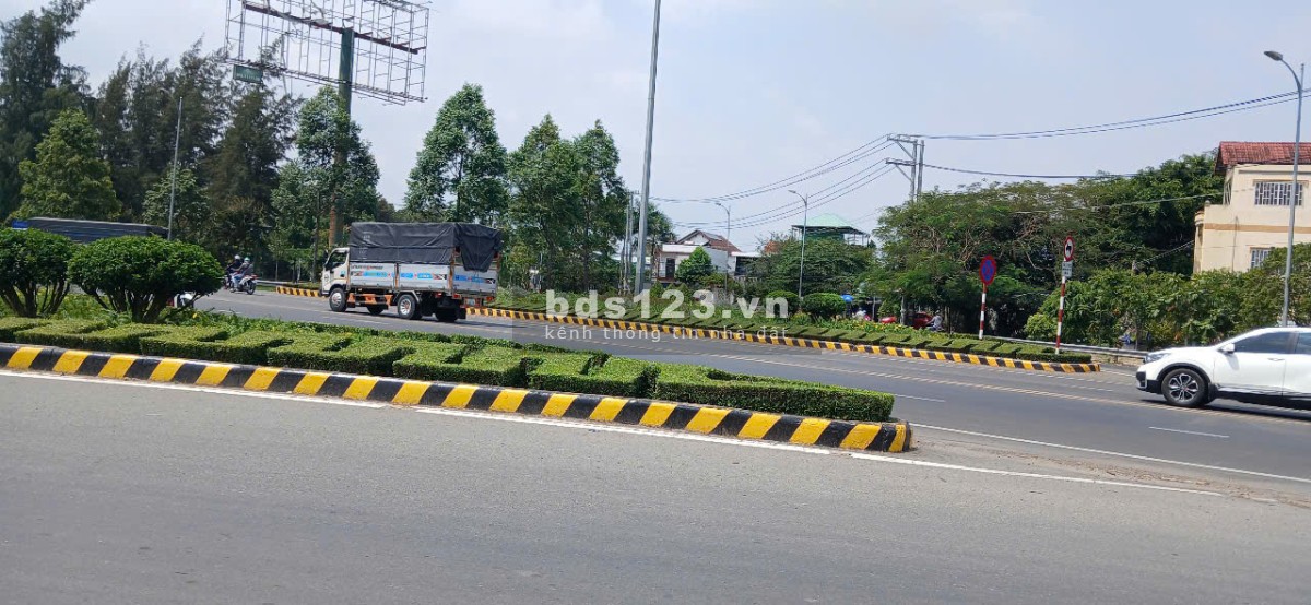 Đã có Visa, cần bán gấp nhà đất 320m2 MẶT TIỀN QL60, Nguyễn Thị Thập. Gía rẻ bất ngờ!
