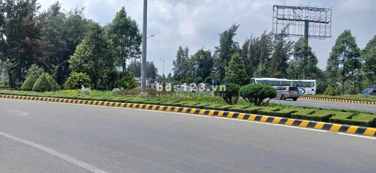 Đã có Visa, cần bán gấp nhà đất 320m2 MẶT TIỀN QL60, Nguyễn Thị Thập. Gía rẻ bất ngờ!