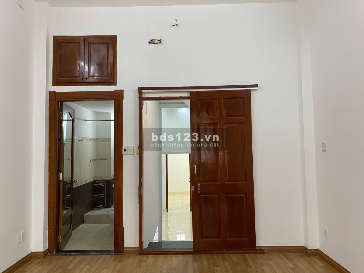 Bán nhà Quận 11 (HXH đường Hòa Bình); 4x18m; 2 lầu; an ninh, không ngập; sổ hồng; 7,8 tỷ