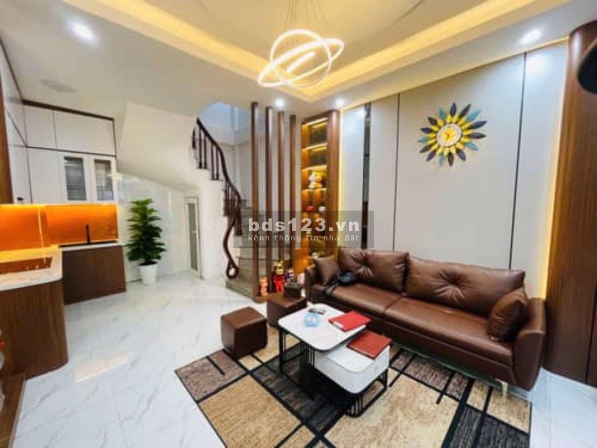 Giá nào cũng bán – Nhà phố Lĩnh Nam, Hoàng Mai – 32m², 5 tầng, mặt tiền 4.6m
