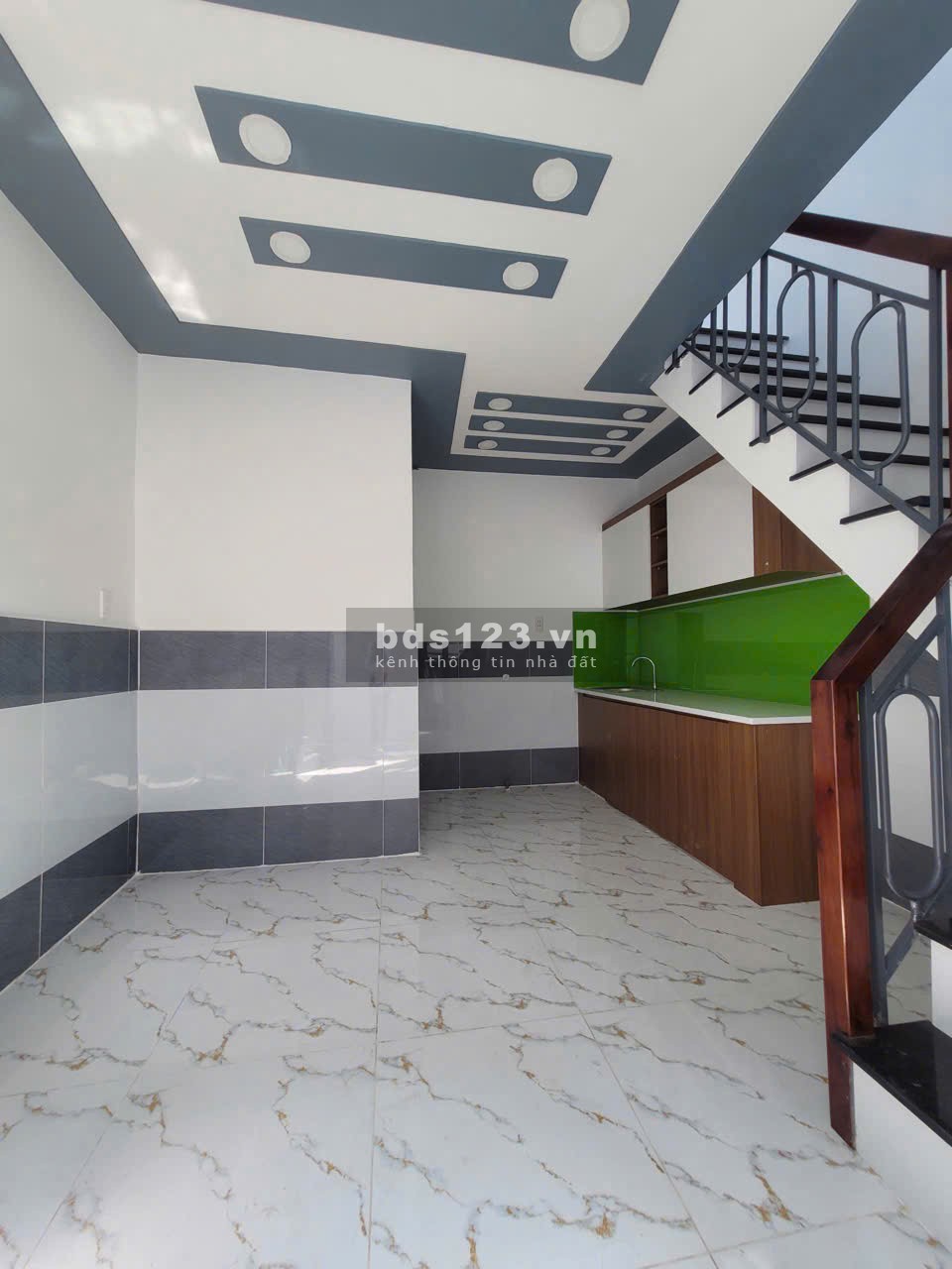 Nhà cần bán gấp căn nhà đường nhựa rộng 8m.Nằm trong cụm khu công nghiệp Xuyên Á. Giá bán 375tr