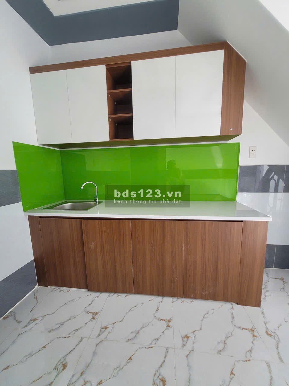 Nhà cần bán gấp căn nhà đường nhựa rộng 8m.Nằm trong cụm khu công nghiệp Xuyên Á. Giá bán 375tr