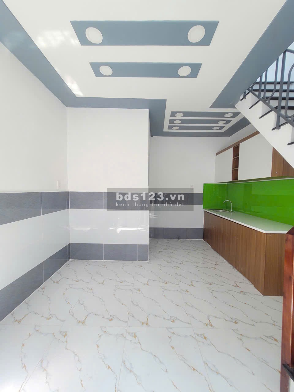 Nhà cần bán gấp căn nhà đường nhựa rộng 8m.Nằm trong cụm khu công nghiệp Xuyên Á. Giá bán 375tr