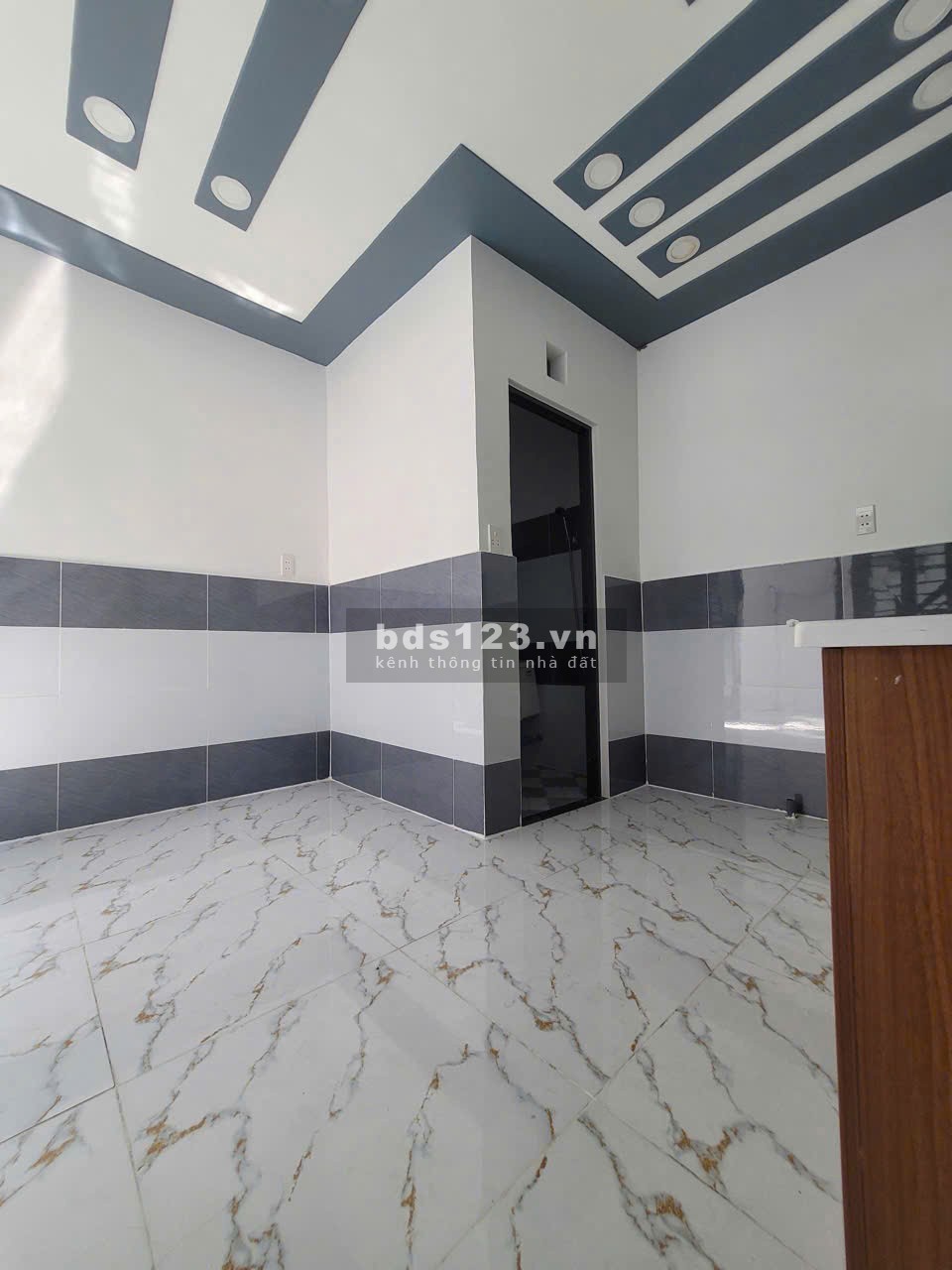 Nhà cần bán gấp căn nhà đường nhựa rộng 8m.Nằm trong cụm khu công nghiệp Xuyên Á. Giá bán 375tr