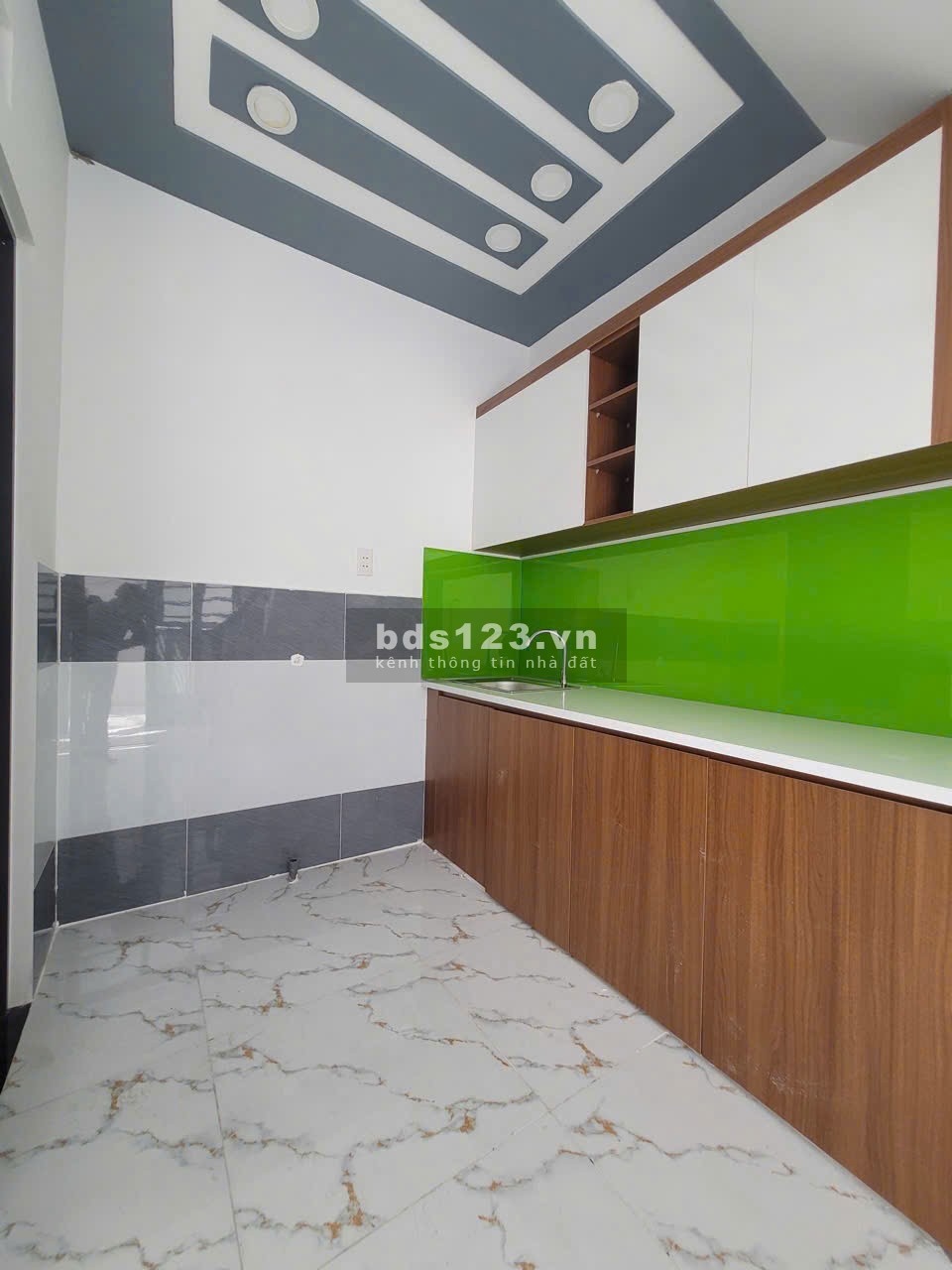 Nhà cần bán gấp căn nhà đường nhựa rộng 8m.Nằm trong cụm khu công nghiệp Xuyên Á. Giá bán 375tr