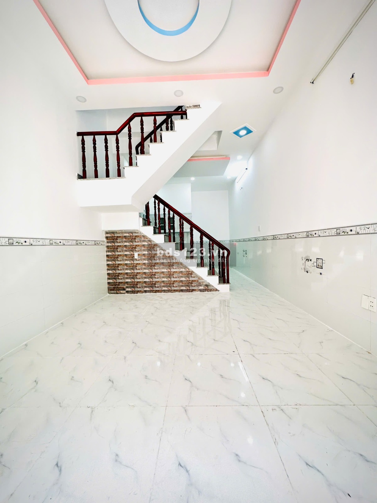 Kẹt tiền nên cần bán gấp căn nhà mới xây xong, nằm sát chợ Mỹ Hạnh Nam - Giá bán lỗ 825 triệu