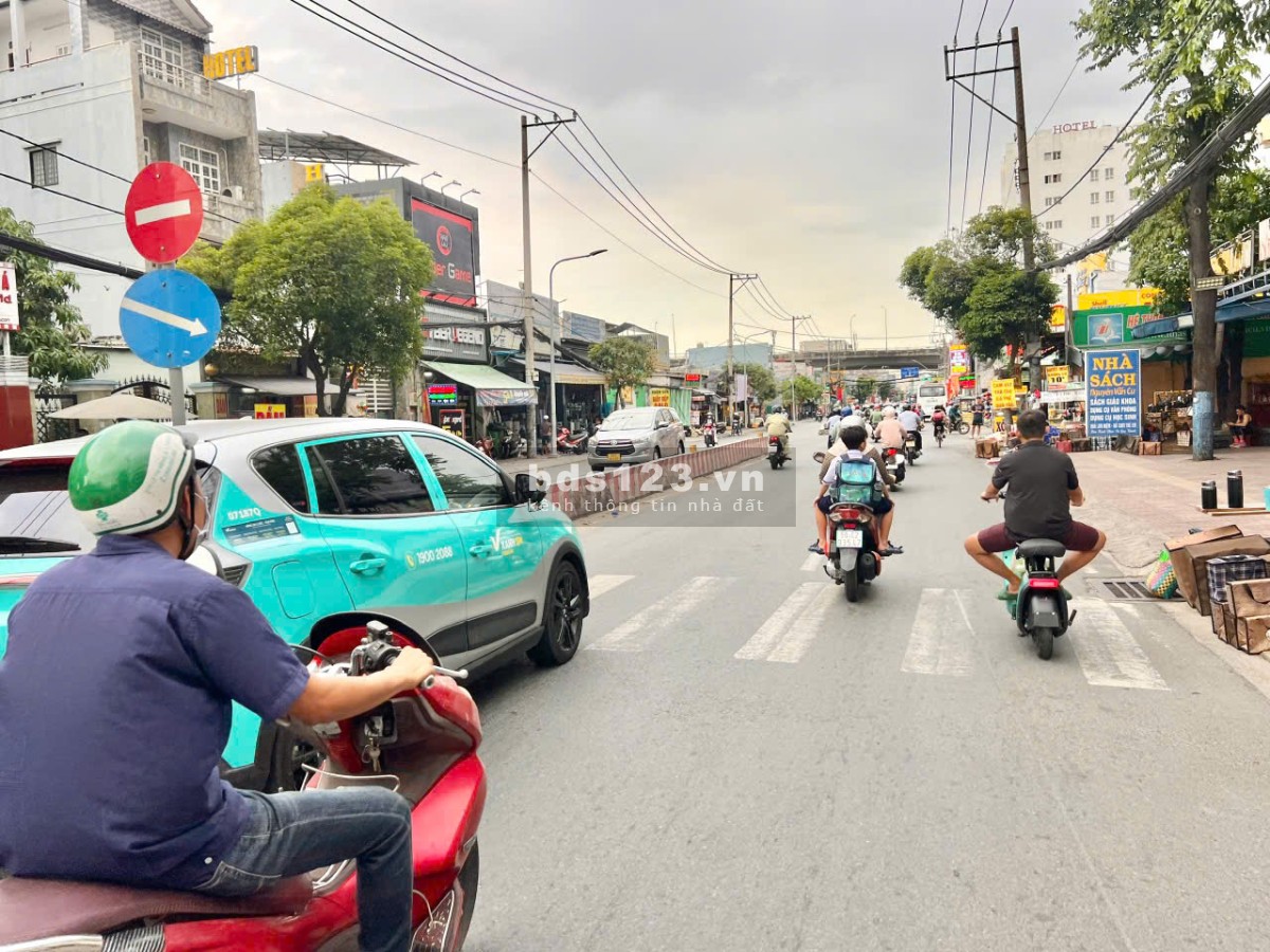Bán nhà mặt tiền Huỳnh Tấn Phát, quận 7