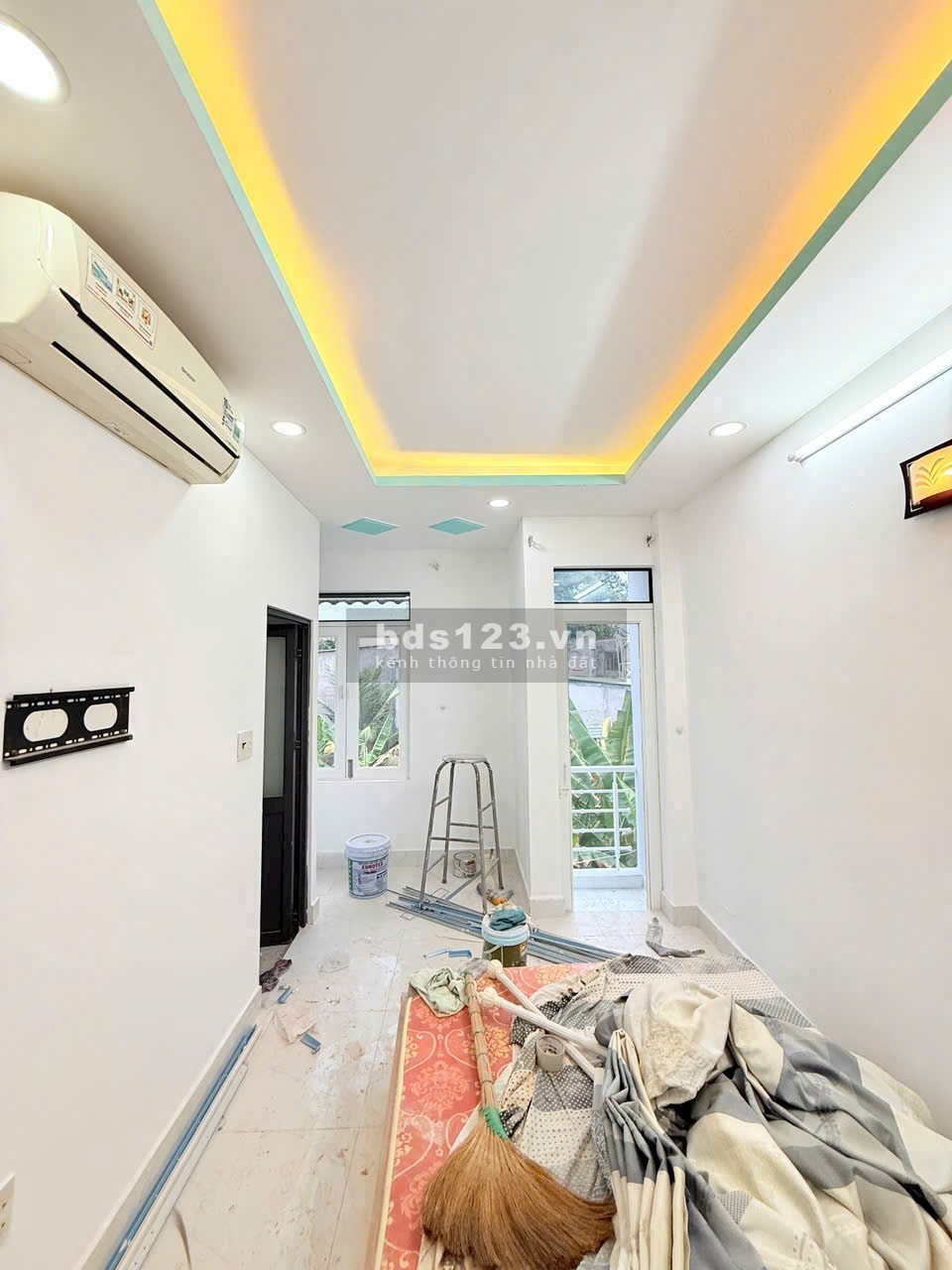 Nhà đang hoàn thiện, 2 lầu, sân thượng, xe hơi chạy tới nhà