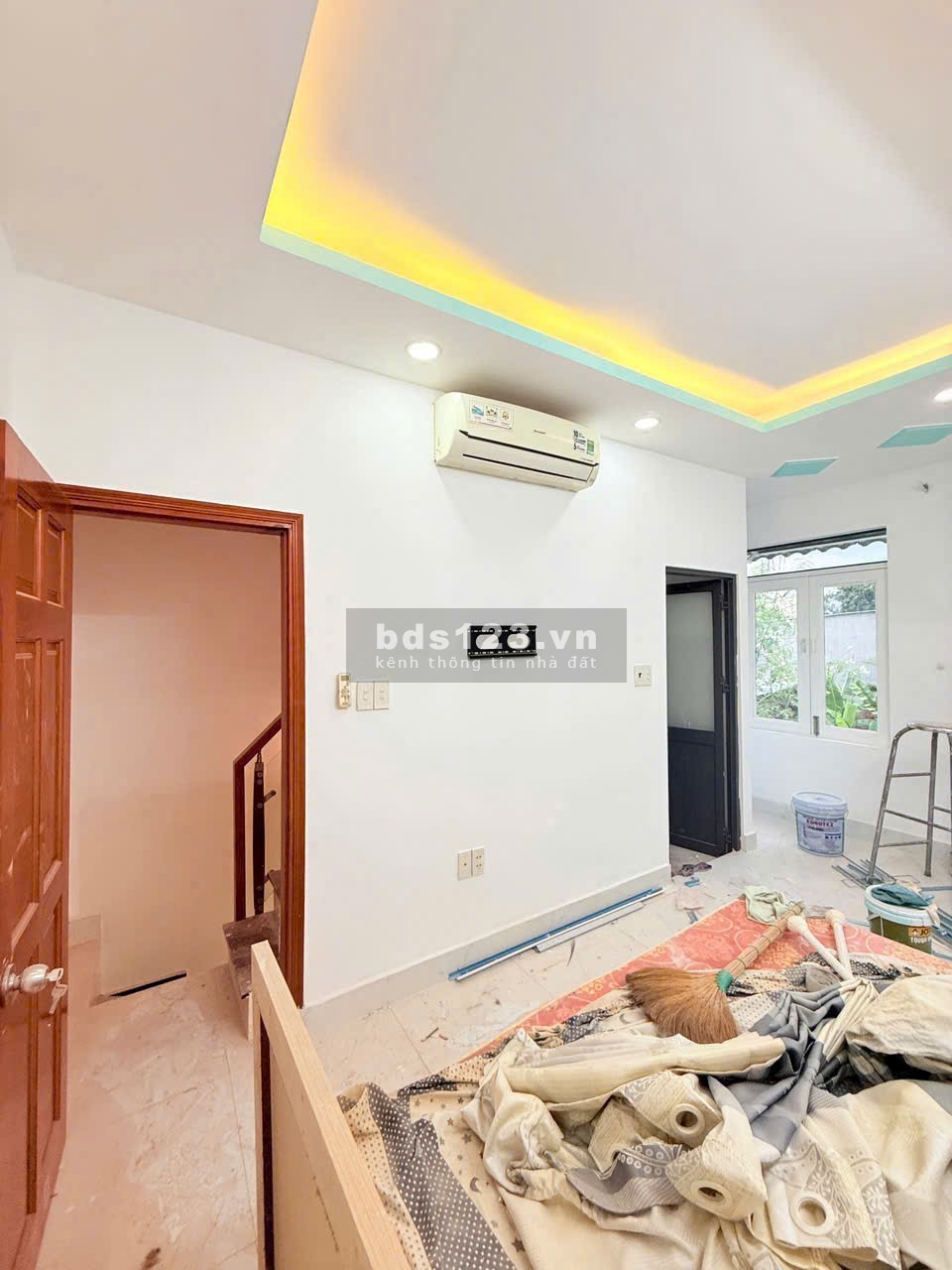 Nhà đang hoàn thiện, 2 lầu, sân thượng, xe hơi chạy tới nhà