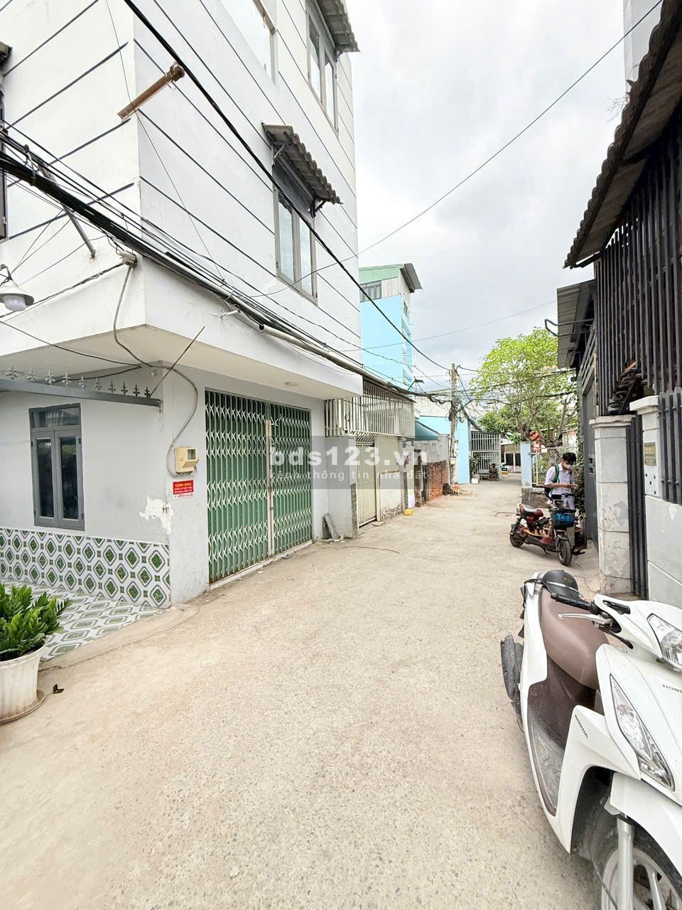 Nhà đang hoàn thiện, 2 lầu, sân thượng, xe hơi chạy tới nhà