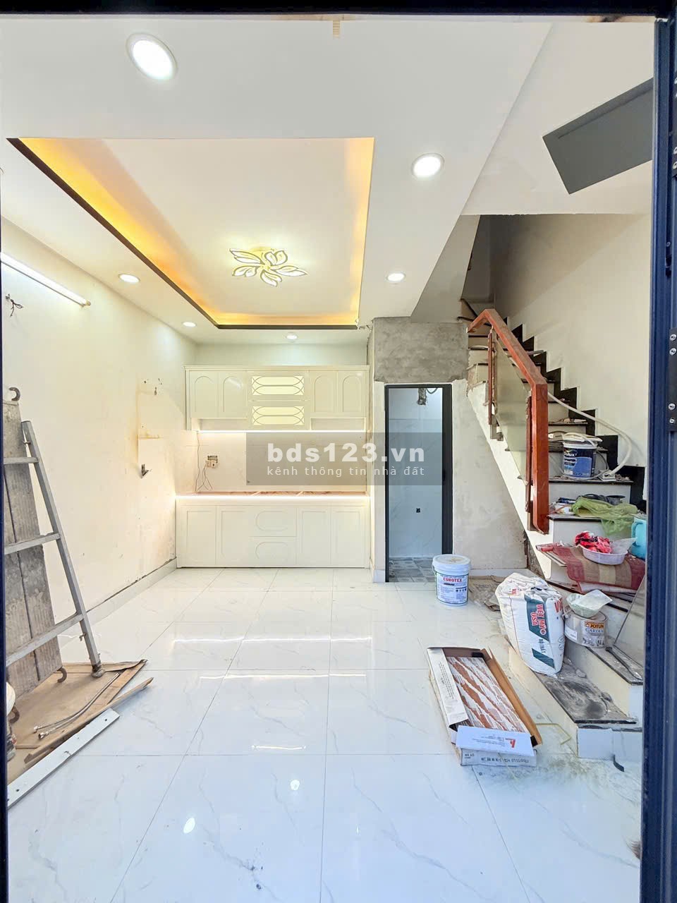 Nhà đang hoàn thiện, 2 lầu, sân thượng, xe hơi chạy tới nhà