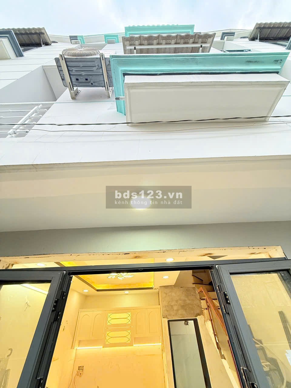 Nhà đang hoàn thiện, 2 lầu, sân thượng, xe hơi chạy tới nhà