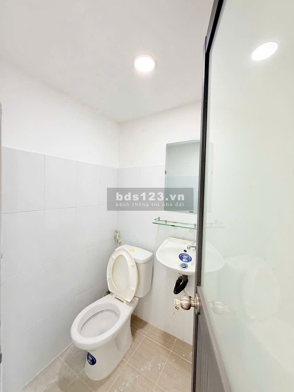 Nhà đang hoàn thiện, 2 lầu, sân thượng, xe hơi chạy tới nhà