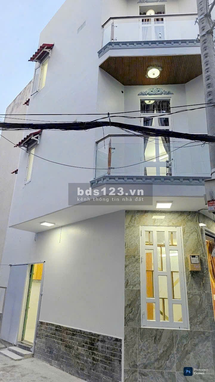 Nhà nằm ngay trung tâm thị trấn Nhà Bè, cách cầu Phú Xuân 500M, 1 trệt 2 lầu, 4 phòng ngủ 3 wc