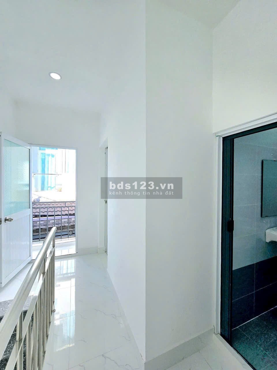 Bán nhà 2 tầng, khu dân cư hiện hữu, đông đúc, xe 3 gác vào tới nhà