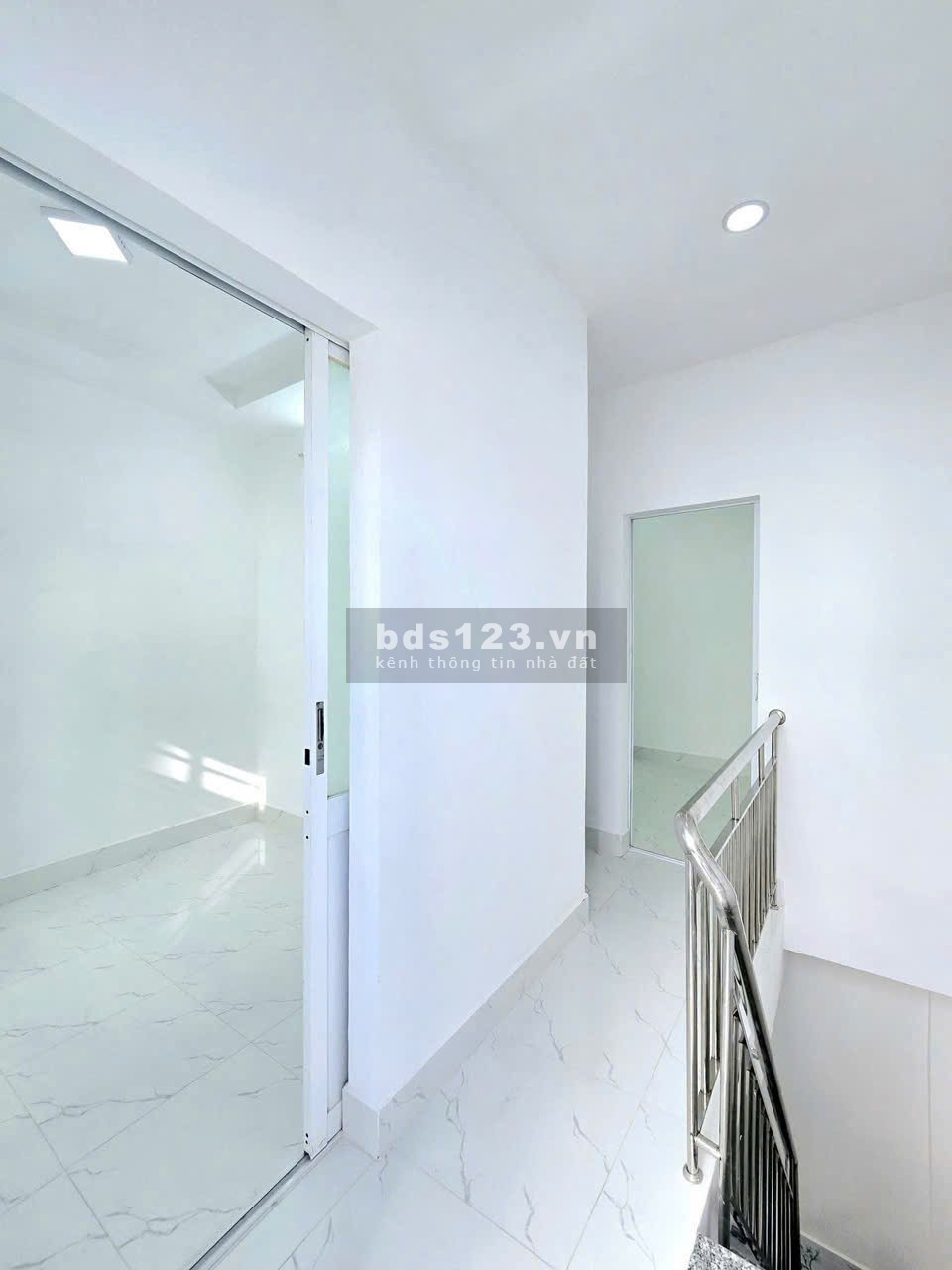 Bán nhà 2 tầng, khu dân cư hiện hữu, đông đúc, xe 3 gác vào tới nhà